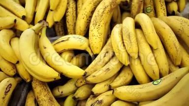 柜台上的香蕉新鲜水果